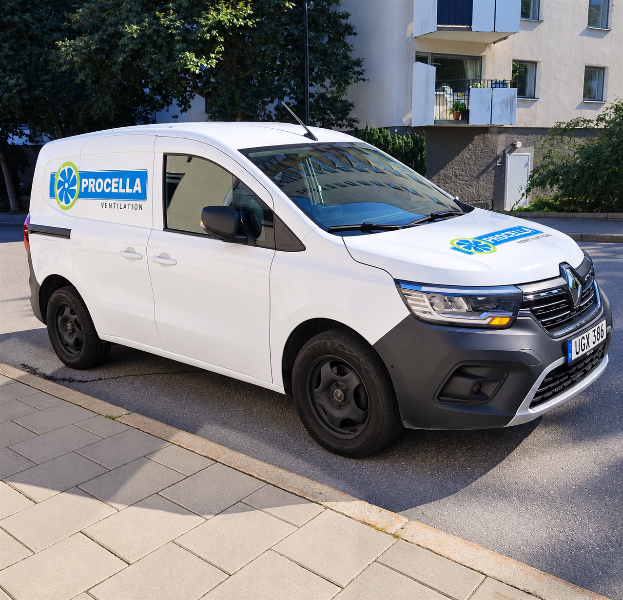 Vit Procella Ventilation servicebil utanför ett flerbostadshus